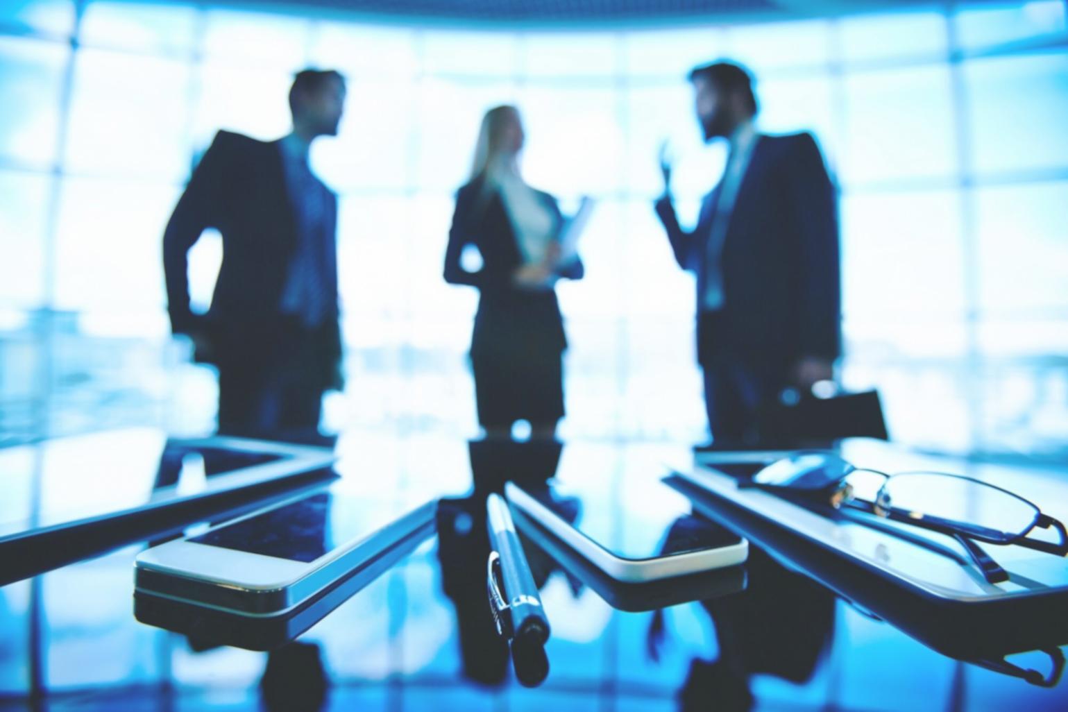 Professionnel analysant des données financières