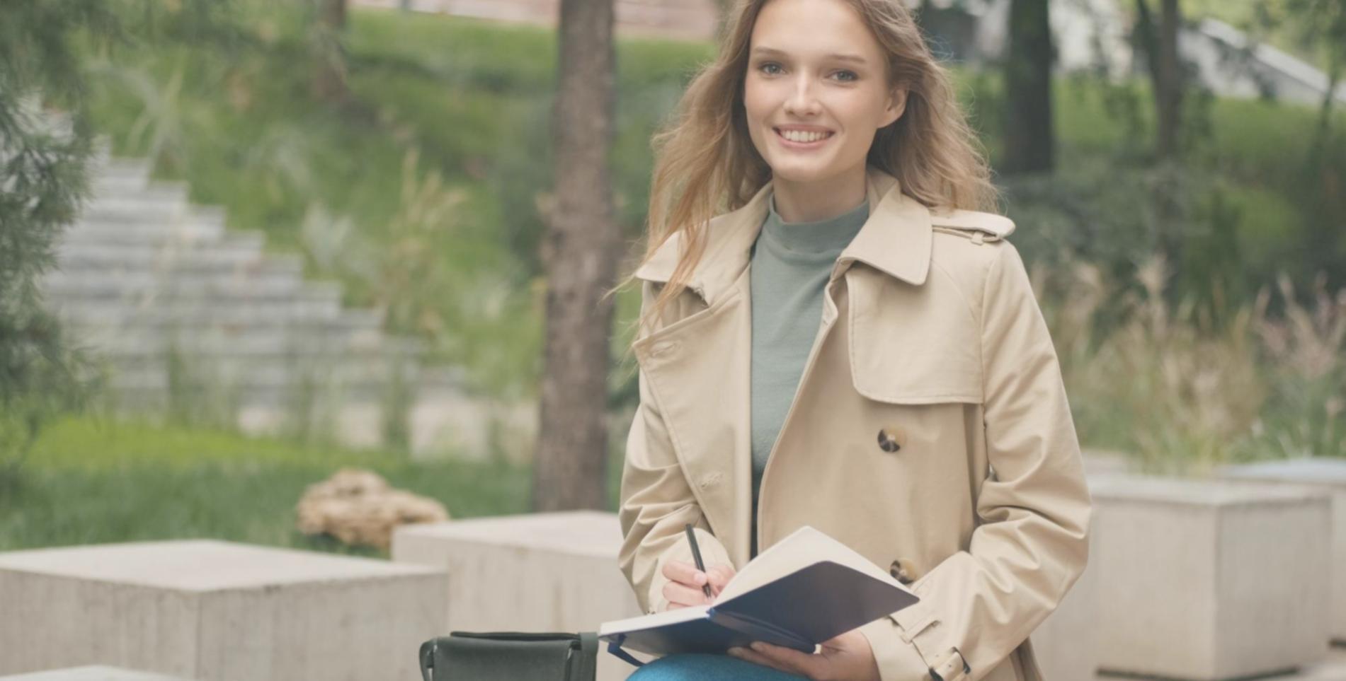 Équipe collaborative travaillant sur des documents financiers