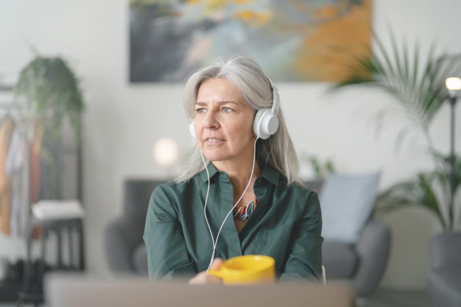 Espace de travail moderne avec documents financiers et outils d'apprentissage