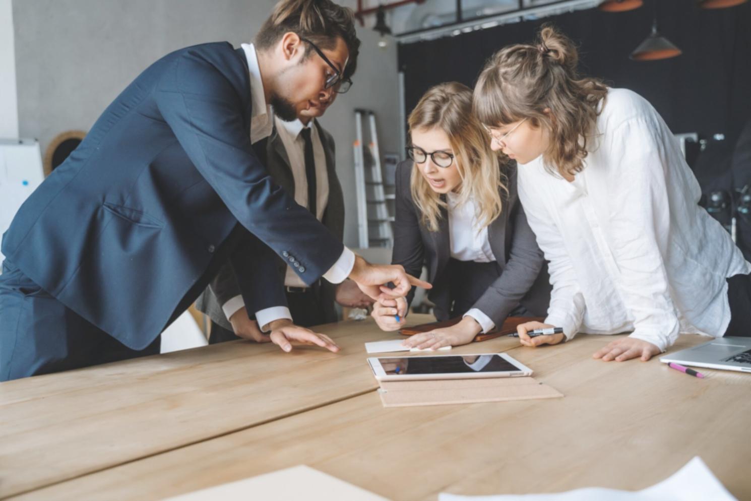 Équipe travaillant sur des concepts financiers dans nos bureaux de Besançon